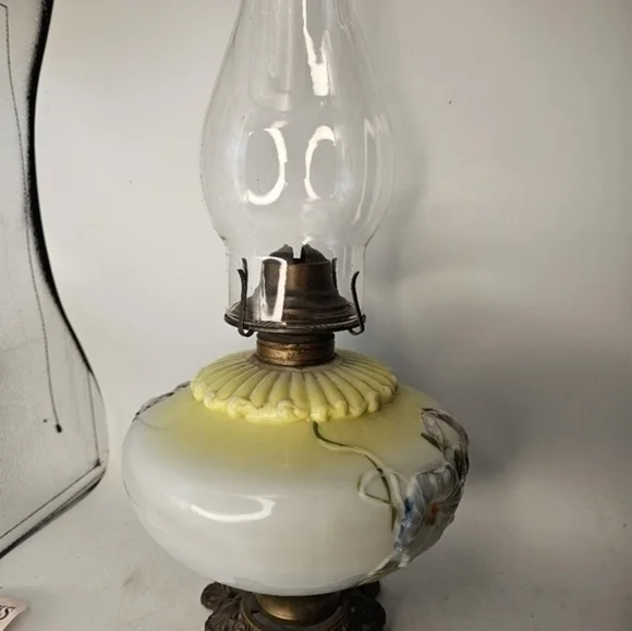 Antique Gone With The Wind Lamp‎